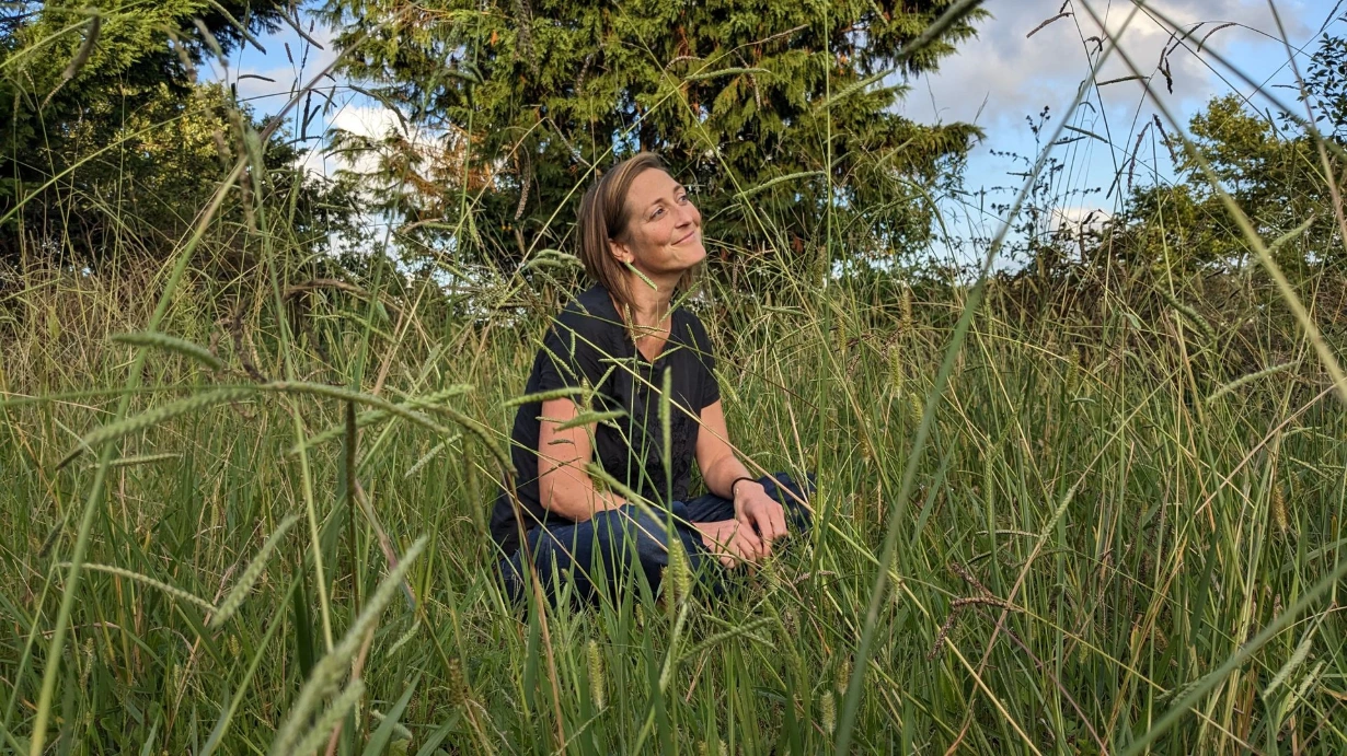 Guillemette Huet de Froberville, fondatrice de Xanpora, assise dans une prairie du Pays Basque