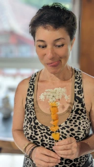 Participante goûtant un beignet de fleur de sureau lors d'un apéro sauvage