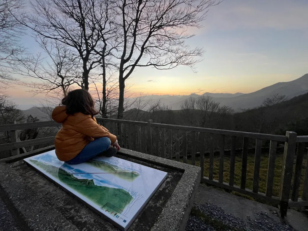 admiration du soleil couchant iraty.webp